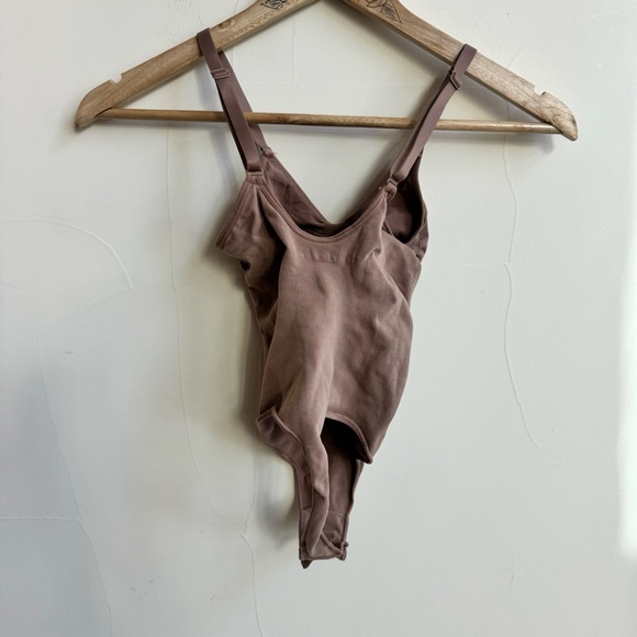SKIMS Seamless Sculpt Thong Bodysuit Sienna Brown Womens Size S/M Shapewear NWOT - Picture 10 of 13
